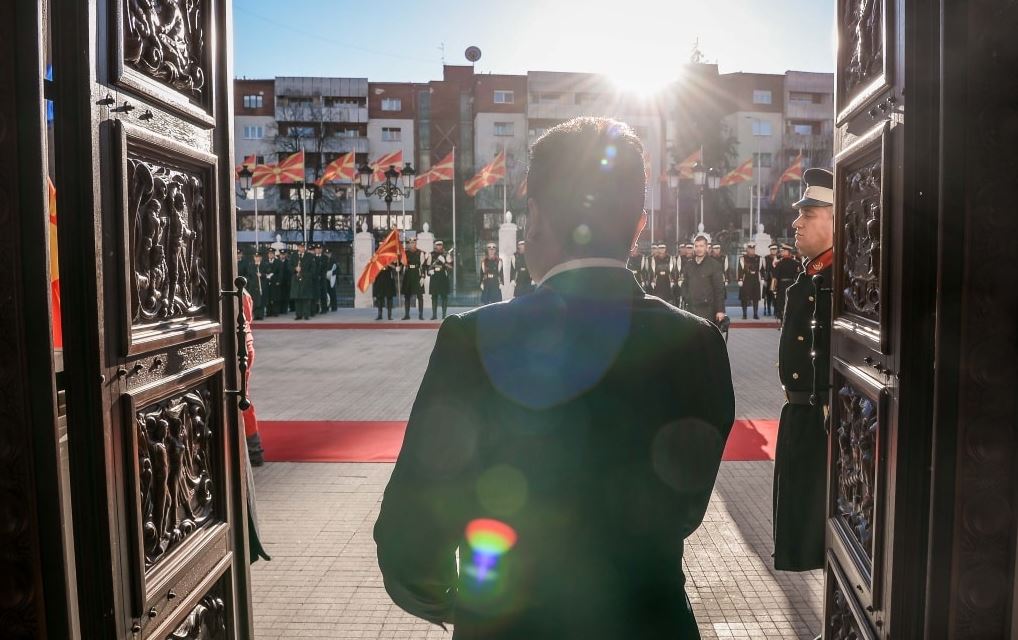 Zoran Zaev dorëzon në Kuvend dorëheqjen nga pozicioni i Kryeministrit: Demokracia do të thotë përgjegjësi!