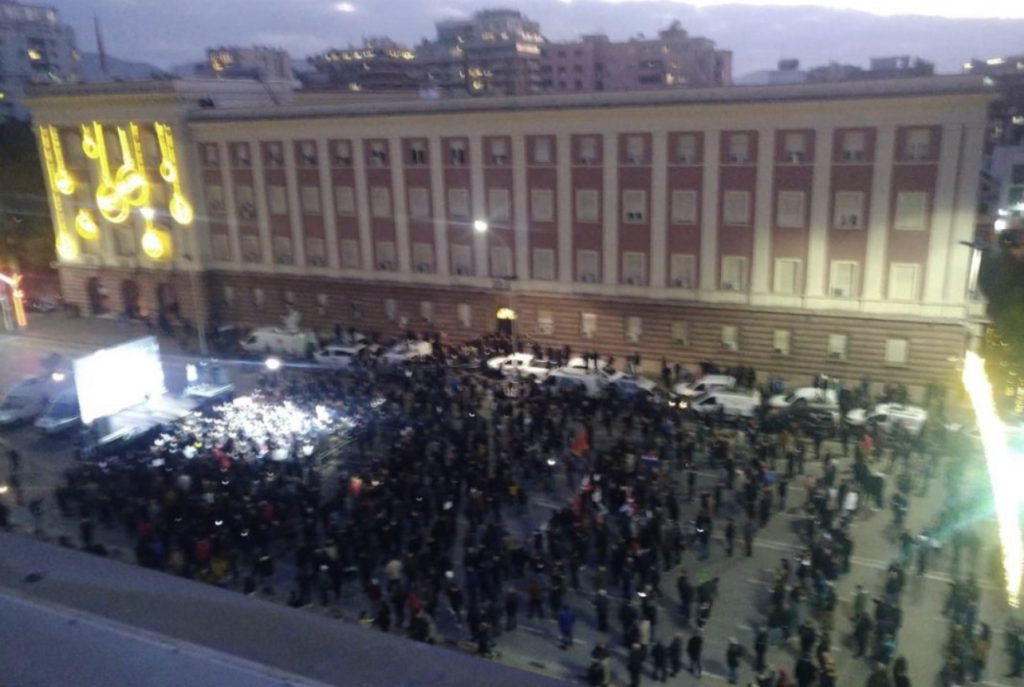 “Edhe Altin Goxhaj ka pas mbledh më shumë”, gazetari publikon foton nga taraca e Kryeministrisë dhe ironizon protestën e Berishës