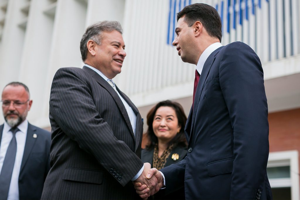 “Prioritet i PD-së, ndryshimi dhe mirëqenia për shqiptarët”, Basha poston fotot nga takimi me Escobar