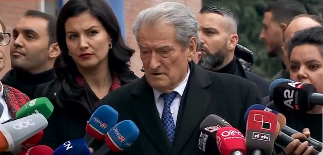 Një ditë pas protestës së dhunshme, Sali Berisha rikthehet në selinë e PD: U hapën dyert e blinduara të Lulzim turpit