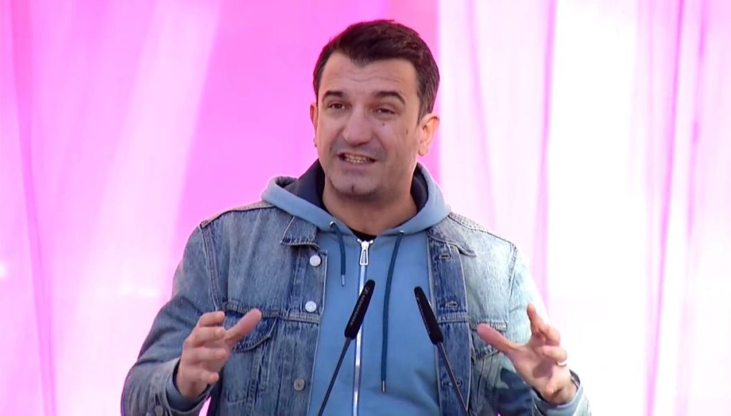 Erion Veliaj kujton kohën kur protestonte kundër Bashkisë së Tiranës dhe ftesën e Edi Ramës për t’iu bashkuar PS-së