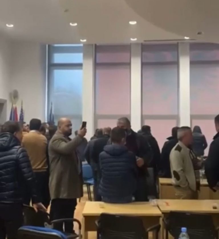 Momentet e tmerrit brenda selisë së PD/ Anëtarët e Kryesisë dhe deputetët nën trysninë e sulmit nga mbeshtetesit e Berishës(Video)