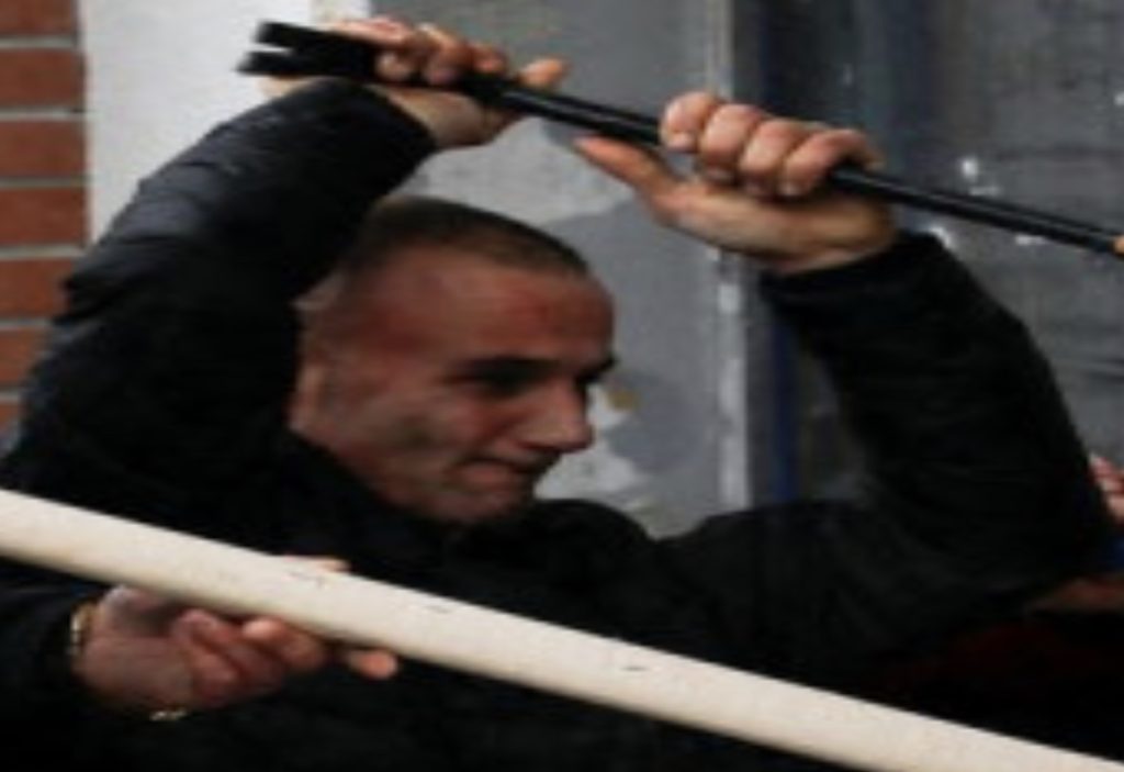 Gjendet personi që theu dyert dhe dritaret e selisë blu. Kush është 54-vjeçari që u arrestua nga policia (EMRI)