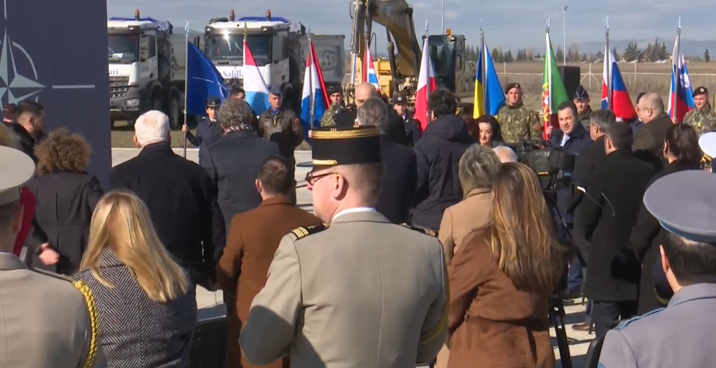 Nis puna për modernizimin e bazës ajrore të NATO-s në Kuçovë, Ambasadorja e SHBA dhe Rama në ceremoni