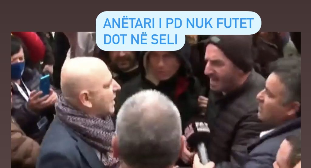“O bythq*rë, ta q* nderin e familjes”, VIDEO: Protestuesit shajnë dhe qëllojnë Roland Bejkon