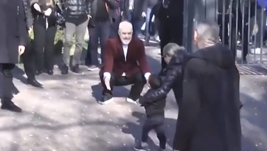 VIDEO/ “Hajde këtu” – Rama tremb fëmijën,vogëlushi trembet dhe nis të qajë
