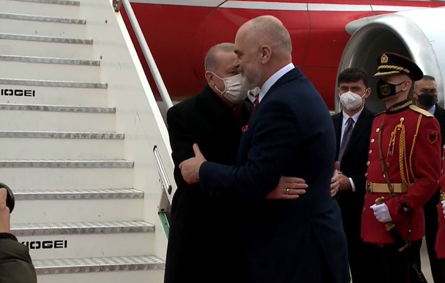 Erdogan në Tiranë/ Rama ndan pamjet, pritet me ceremoni zyrtare dhe përqafime nga kryeministri