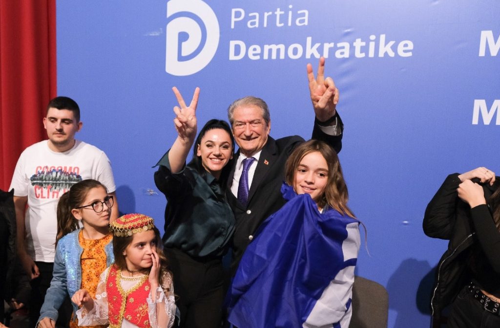 Pas dështimit për të marrë godinën e PD-së me dhunë, Berisha i rikthehet takimeve në bazë! Feston 32 vjetorin e degës së Lezhës