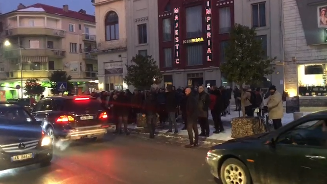 Përplasen simpatizantët e Lulzim Bashës dhe Sali Berishës në Korçë