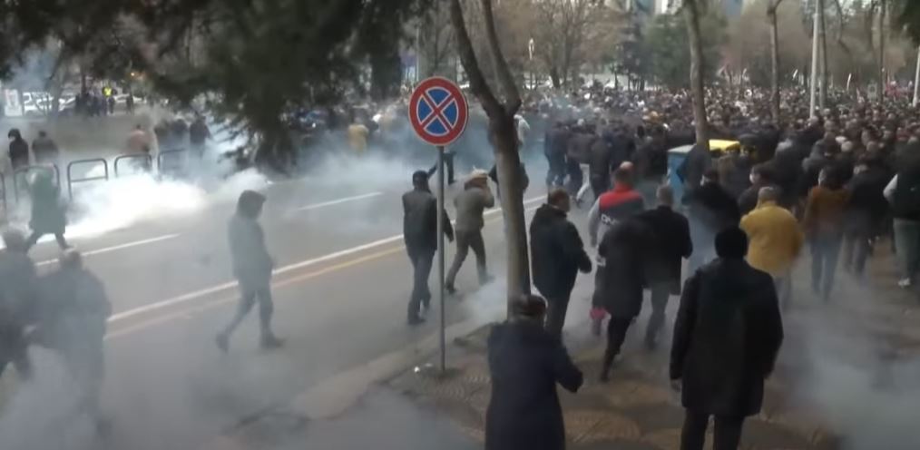 Forcat RENEA hyjnë të armatosur në selinë e PD-së