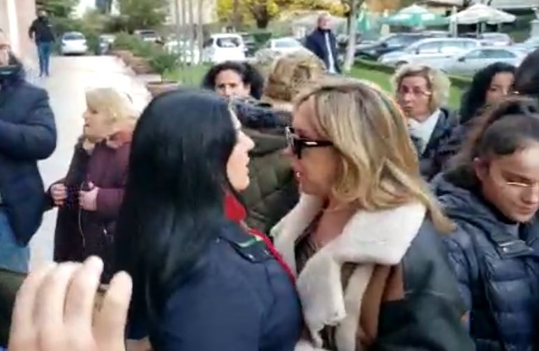 Demokratja që u konfrontua fizikisht me aktivisten reagon pas largimit të Evi Kokalarit: Saliu iku nga politika, ik dhe ti, bëj llaxoren në…