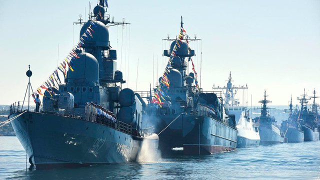 Përshkallëzohet kriza ukrainase, Rusia shton luftanijët në Detin e Zi (VIDEO)
