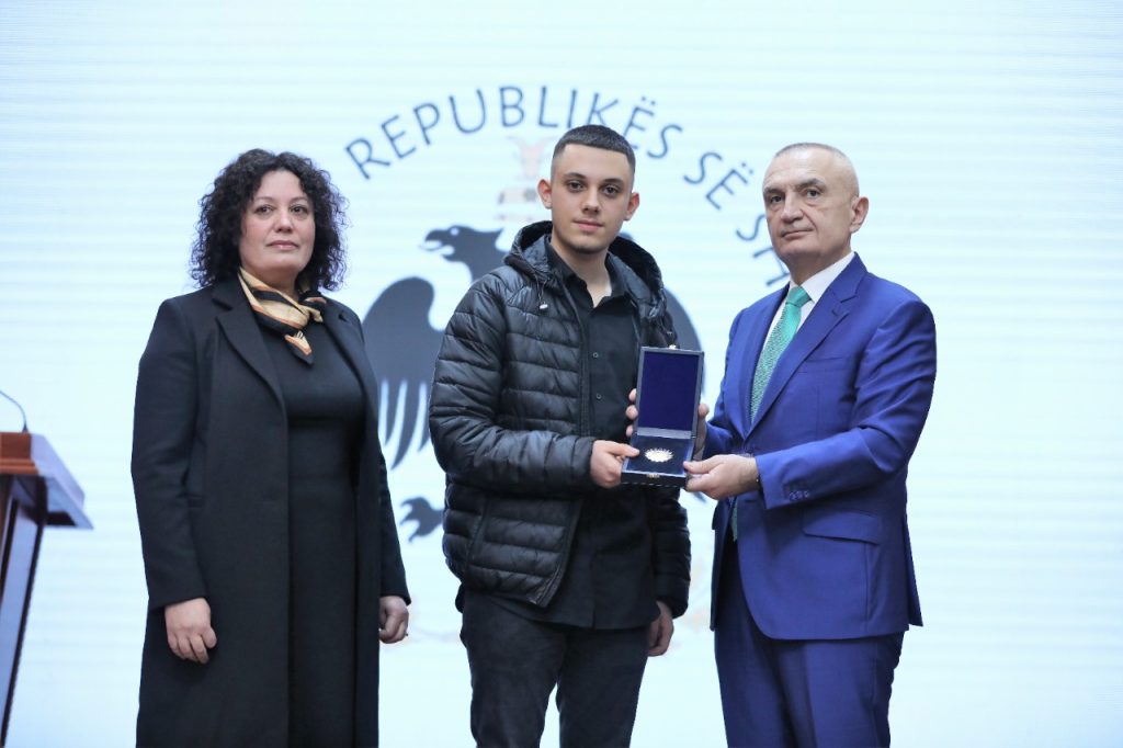 Humbi jetën nga COVID-i/ Meta dekoron me titullin “Nënë Tereza” mjekun e njohur Drini Dobi: Shembull i sakrificës më sublime në shërbim të mbrojtjes së shëndetit dhe jetës