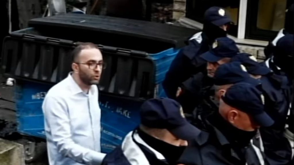 Gazment Bardhi debat me efektivët e Policisë: Lejoni hyrjen e gazetarëve në selinë e PD! Të shohin krimin e shëmtuar të Berishës