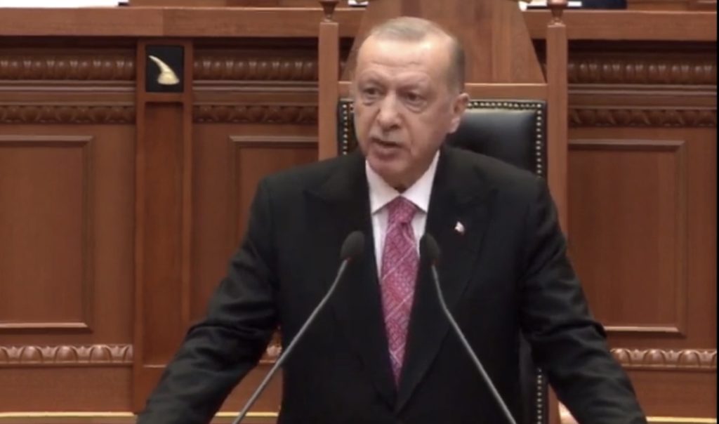 Presidenti Erdogan mbërrin në Kuvendin e Shqipërisë