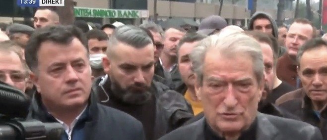 Berisha mbyll protestën para PD-së: U vërsulën si bisha për të mbushur komisariatet. Do njoftoheni shumë shpejt për betejën tjetër