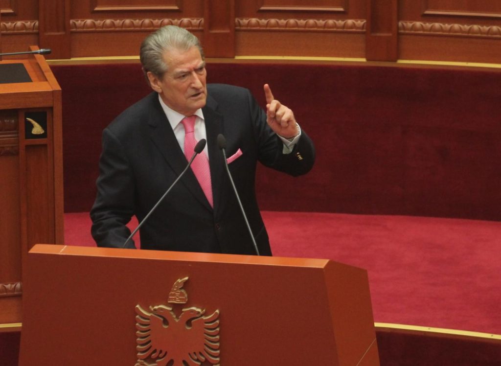 Pas një mungese të gjatë në seanca, Berisha e konfirmon: Nga e hëna kthehem në Kuvend, ja ku do të ulem!