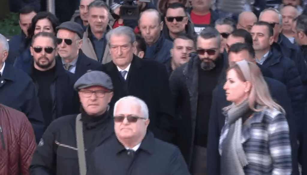 Një ditë para protestës, Komisioni për Rithemelimin e PD-së niset drejt selisë blu