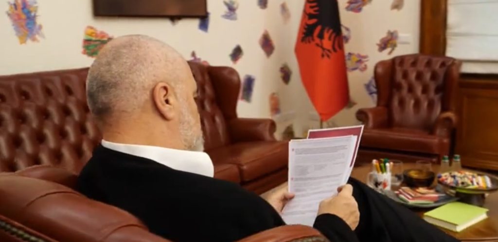 KËSHILLIMI KOMBËTAR / Pyetja 1: Pse po ikin  të rinjtë  nga vendi ?!