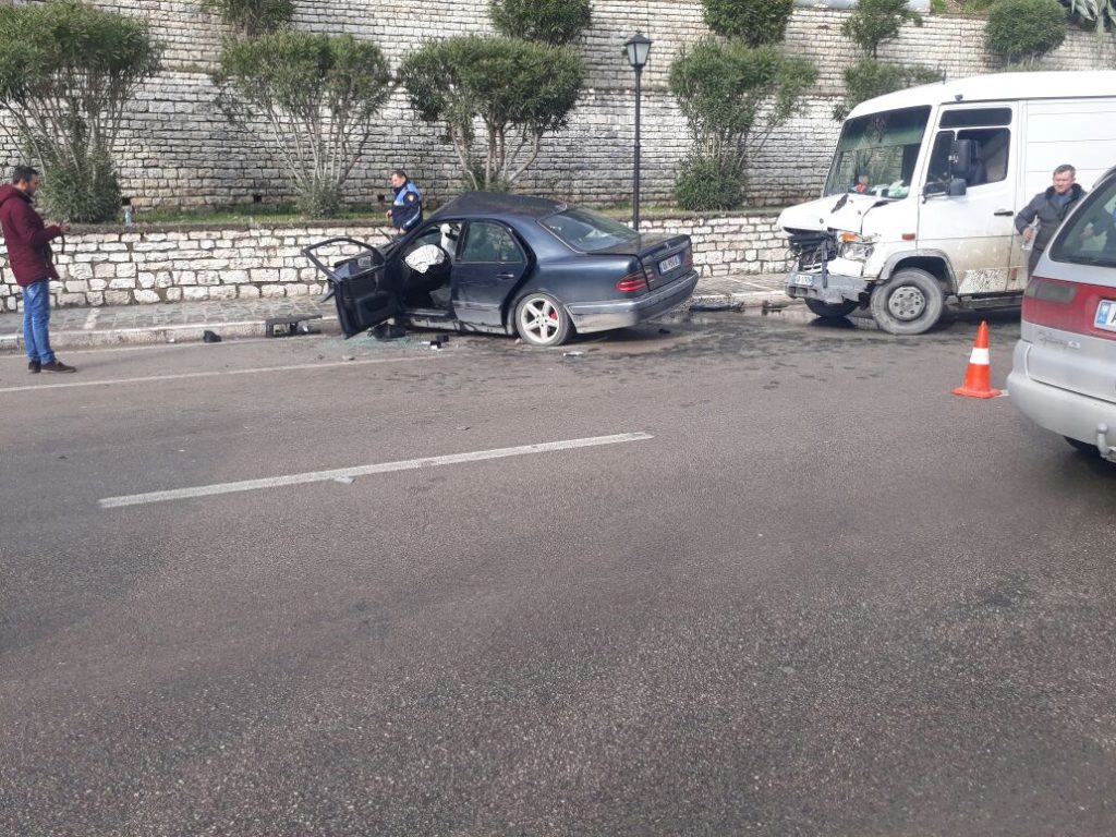 Përplasen dy makina, 6 të plagosur rëndë