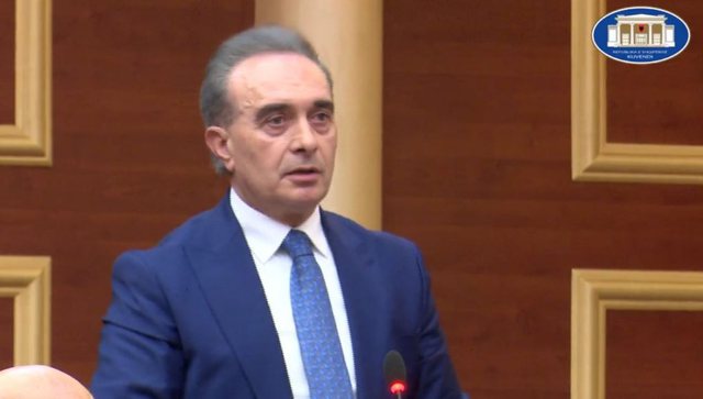 “Më thanë e ke emrin në korridor”/ Luan Baçi thirrje Nikollës: Hiq dorë nga zbatimi i porosive të Bashës
