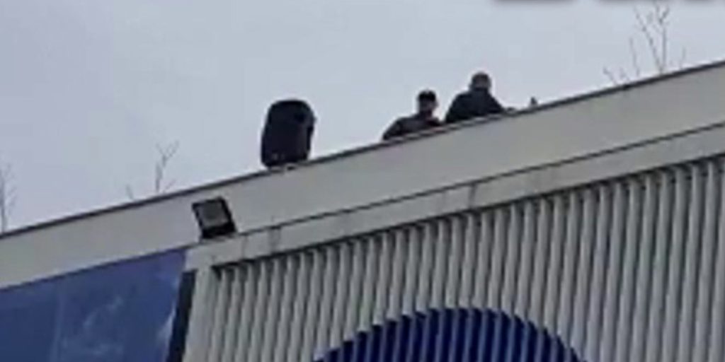 Një foni në tarracë, çfarë po ndodh në selinë e PD pak para nisjes së protestës