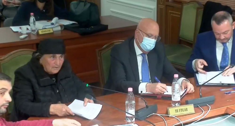 “A ke ardhur për politikë?”, nënë Liza “përplaset” me Bushkën te “Ligjet”: S’trembem prej teje