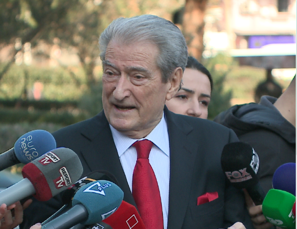 Berisha shkon në Kuvend dhe flet për protestën e banorëve të ‘5 Majit’: Mbështes zhvillimin e qytetit, por jo barbarinë ndaj qytetarëve të tij