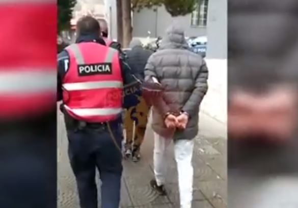 Babai i dehur në Fier keqtrajton fëmijët e tij të mitur 15 dhe 13 vjeç