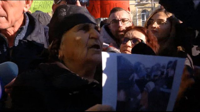 “Ky është shteti, s’i rr*het për plakat”/ Nën Liza simbol i banorëve të “5 Majit” para kuvendit: A është gjallë a ka vdek (Foto)