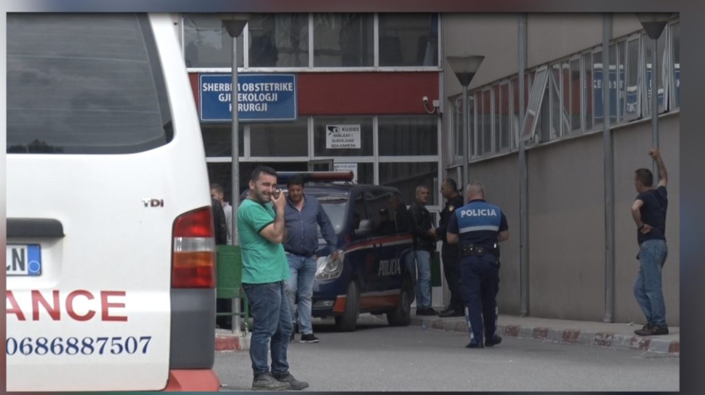 “Dje vajza u bë shumë keq”- Flet babai i fëmijës 3 vjeçar që vdiq në spitalin e Elbasanit: Kur e vizituan na dhanë ilaçe për virozë