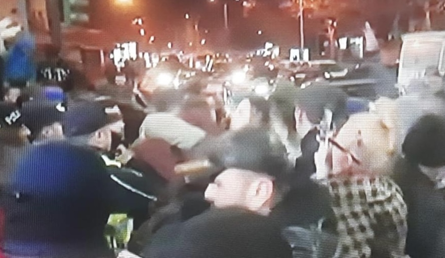 Prishja e banesave/ Banorët e “5 majit” në protestë, bllokohet qarkullimi në zonën e unazës