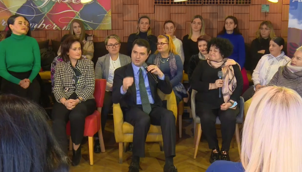 Takimi me gratë/ Duma: Më çojnë në mesazh këngë dhe lule! Basha: M’i nis edhe mua ato SMS-të! Zotërinjtë më dërgojnë vetëm grushte dhe zjarr