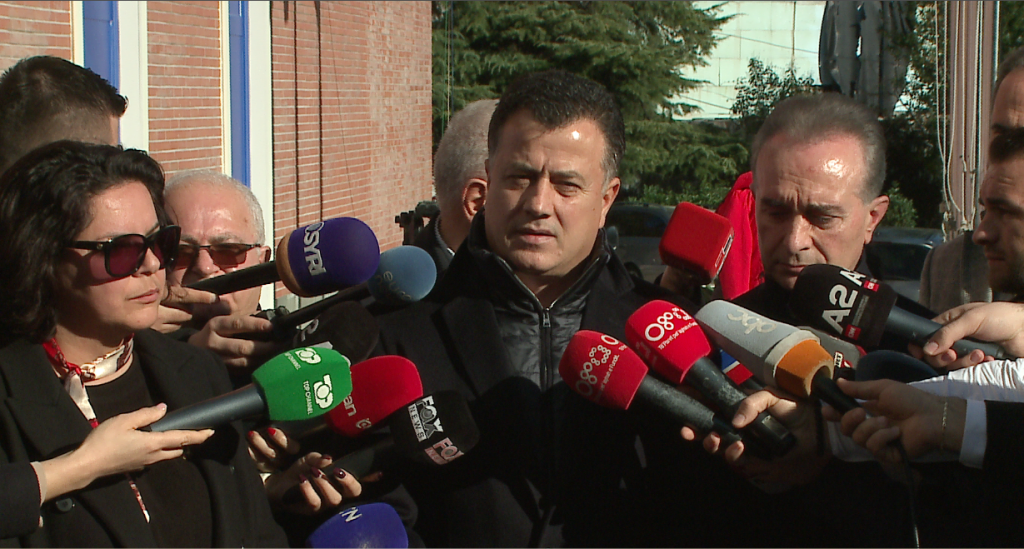 Grupi për Rithemelimin e PD shkon në selinë blu, por ngelet pas dere