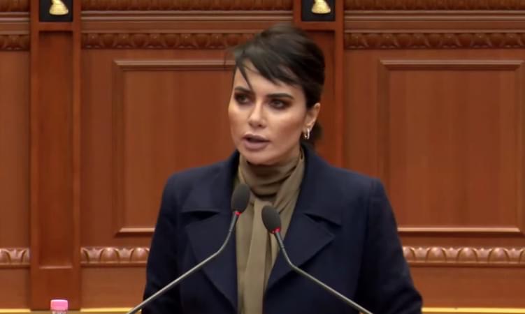 Duma thumbon Berishën: Del më i vjetri ndër ne duke kërkuar të bëjë të pamundur opozitarizmin