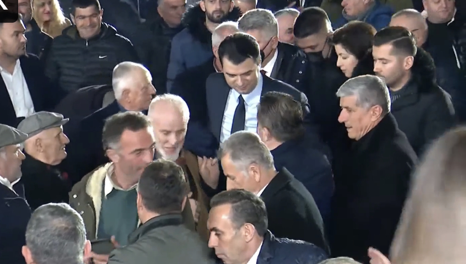 Basha thirrje demokratëve: Të qëndrojmë të bashkuar