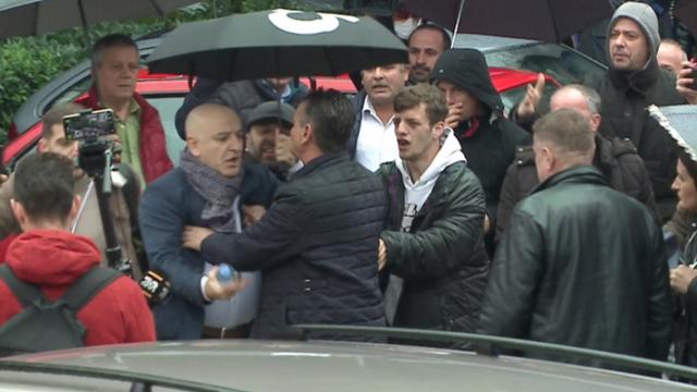 “Shpëtova pa ngrënë thikë”/ Deputeti i PD-së: Më vinin shkelma e grushta nga protestuesit