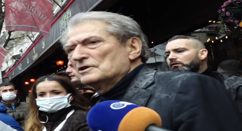 Pas tre orë protestë e dhunshme, Sali Berisha dhe Komisioni i Rithemelimit njoftojnë konferencë për shtyp sot pasdite