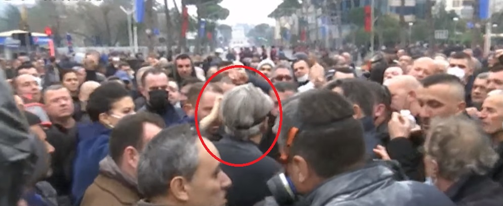 Sali Berisha zhvendos protestën drejt Kryeministrisë