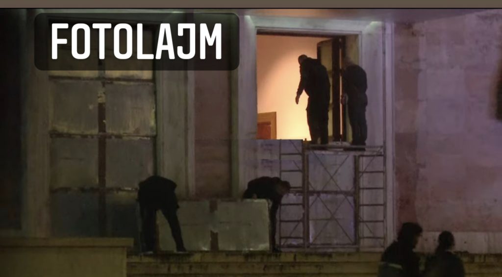 Kryeministria merr masa një ditë para protestës së Berishës, vendos pllaka metalike në dyert e institucionit