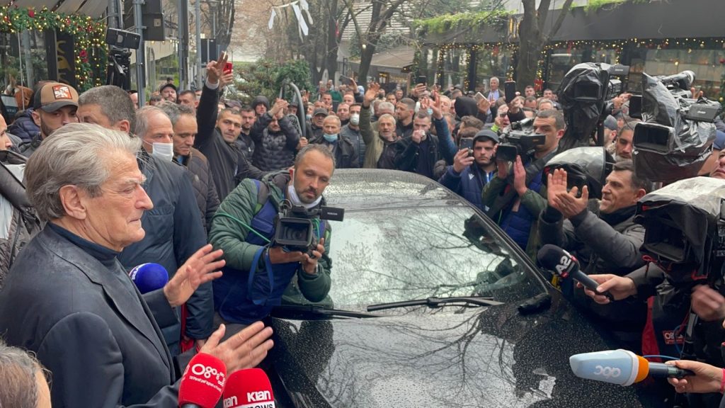 Kur do të zhvillohet protesta e radhës para PD-së? Berisha flet nga banesa: Do rikthehemi sa më parë në betejën tjetër