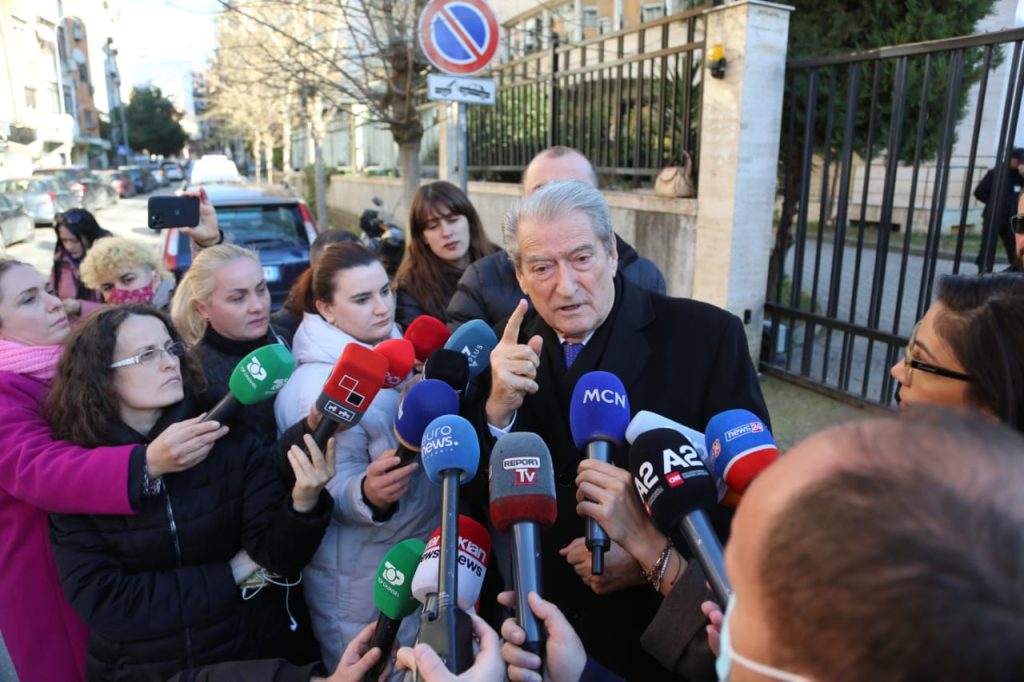Në seli ka pasur njerëz të armatosur’, Berisha: Revolucioni nuk ndalet, të mblidhemi të dielën në Shkodër! Selia do u kthehet demokratëve