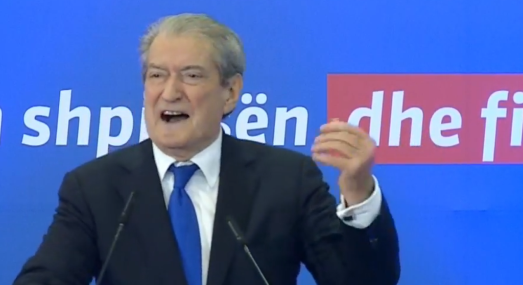 Ish-kryeministri Berisha kërcënon kryedemokratin dhe u kërkon deputetëve të Shkodrës të heqin dorë prej tij: Lulzim Bashën e pret vrima e miut