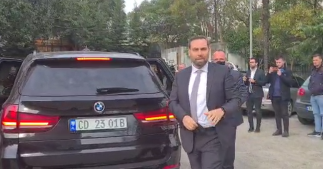 Zëvendës ambasadori amerikan mbërrin në selinë e PD, edhe ai hyn nga dera anësore