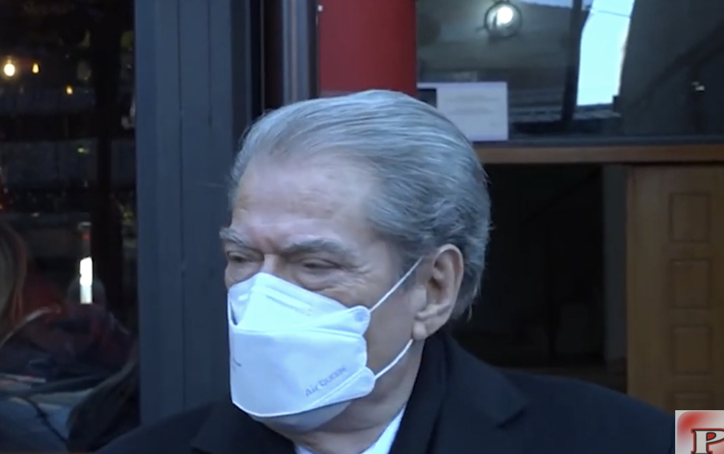 Sali Berisha me dy gishtat lart futet në Prokurori për të dëshmuar: Po thirrem nga Rama, jo nga Basha!