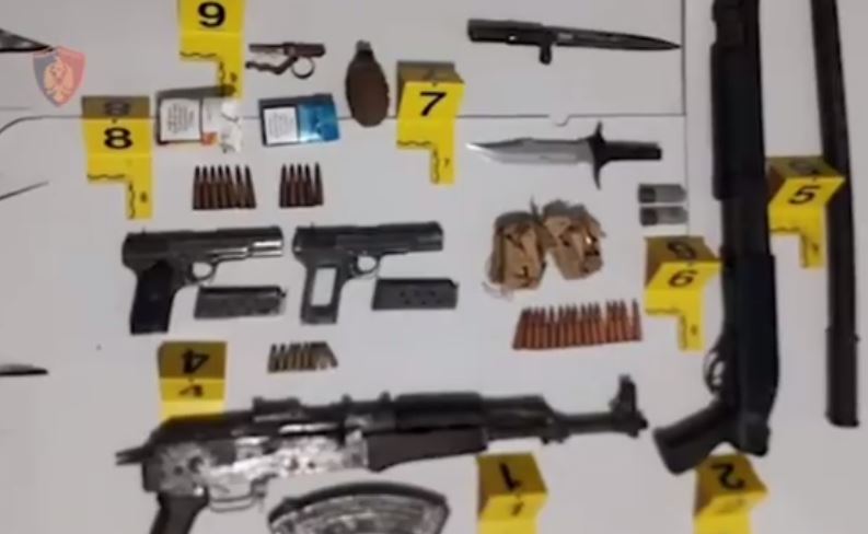 Furnizonte me armë e granata grupet kriminale në Elbasan, si policia goditi bazën e armatimeve