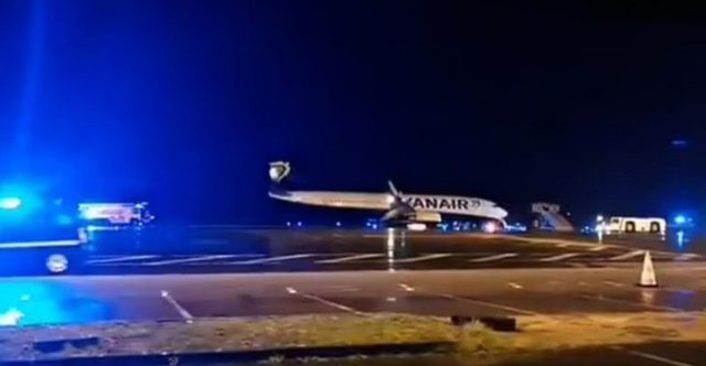 Avioni përfshihet nga flakët në bord dhe bën ulje të detyruar, tmerrohen pasagjerët