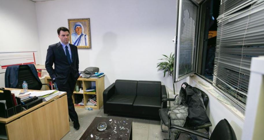 Zbardhet debati me dyer të mbyllura në Kryesi! Deputeti i PD: Berisha po mbështetet nga influencat ruse dhe të Kishës Ortodokse!