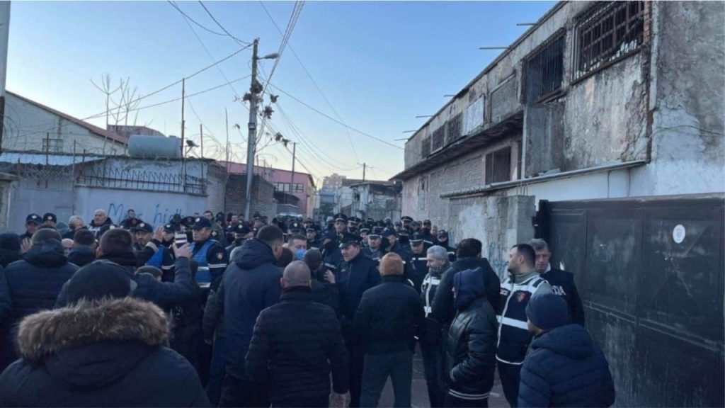IKMT aksion për shembjen e banesave te “5 Maji”, banorët protestojnë dhe disa shoqërohen në Polici