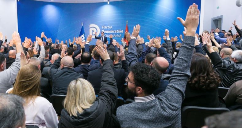 Anëtari i Këshillit Kombëtar të PD sulmon ish-ministrat dhe ish-drejtorët e Sali Berishës: Vendosin ultimatume?! Këta kanë frikë të ecin vetëm në rrugët e Tiranës
